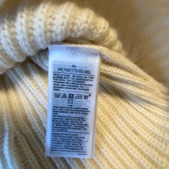 Banana Republic cropped chunky merino cashmere sweater. - Picture 7 of 11
